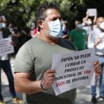 Los trabajadores de Nissan en Barcelona han llevado este miércoles su protesta ante la sede de la Unión Europea y el consulado de Japón en la capital catalana en el marco de las movilizaciones que realizan para reivindicar el futuro de la planta y evitar su cierre.