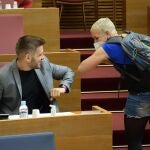 La diputada Papi Robles (Compromís) saluda al ex portavoz, Fran Ferri