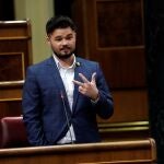 El portavoz de ERC, Gabriel Rufián, interviene en la sesión de control al gobierno en la que el Ejecutivo, con Pedro Sánchez a la cabeza, se somete a las preguntas de la oposición en medio de la nueva polémica suscitada tras la destitución del jefe de la Guardia Civil en Madrid y la inesperada renuncia del número dos del instituto armado. EFE/Chema Moya