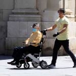 Sevillanos paseando durante la fase dos de estado de alarma