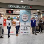En la fotografía, Jaume Serra, presidente del Banco de Alimentos en Valencia; Pau Pérez Rico, director regional de Comunicación y Relaciones Institucionales de El Corte Inglés, y Gloria Martínez Amigó, coordinadora del voluntariado de El Corte Inglés, junto a voluntarios en esta acción solidaria.