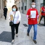 La portavoz del Partido Popular, Isabel Bonig, a su llegada la semana pasada a Les Corts Valencianes, junto a dos integrantes de la Federación Empresarial de Hostelería de Valencia que protestan por la situación del sector hostelero