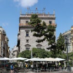 La Generalitat declaró luto oficial por las víctimas. Las banderas de los edificios públicos y de los buques de la armada ondearon a media asta en recuerdo a las víctimas del coronavirus