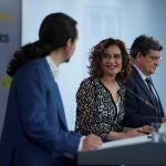 El ministro de Inclusión, Seguridad Social y Migraciones, José Luis Escrivá (dcha), la ministra de Hacienda y portavoz del Gobierno, María Jesús Montero, y el vicepresidente segundo, Pablo Iglesias