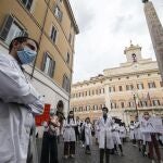 Médicos recién graduados protestan en Roma contra el proyecto de ley para regular su especialización