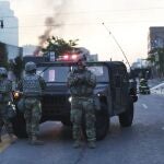 Miembros de la Guardia Nacional de Minnesota protegen a los bomberos tras las protestas