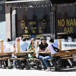 Mamparas para proteger a los clientes en un restaurante del centro de Estocolmo (Suecia)