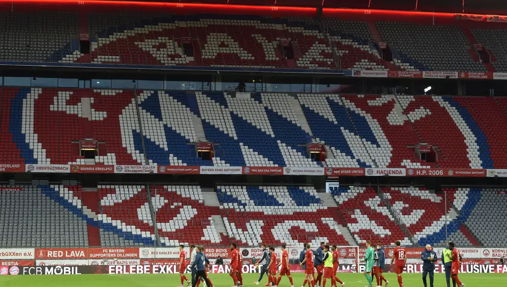 Los jugadores del Bayern en el Allianz Arena vacío tras golear al Fortuna Düsseldorf (5-0)