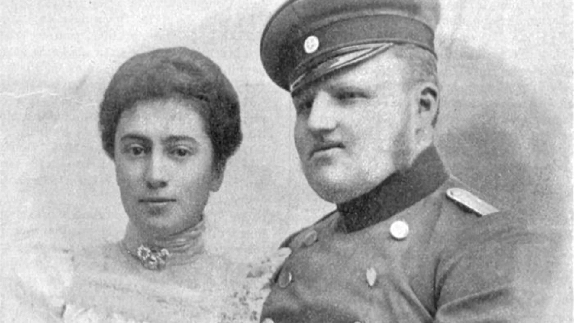 Alicia de Borbón y Borbón-Parma junto al poco agraciado Federico de Schönburg-Waldenburg