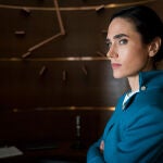 Jennifer Connelly protagoniza «Snowpiercer» interpretando a Melanie Cavill, una pasajera de primera clase y encargada de hacer los anuncios diarios de megafonía en el tren