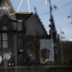 Una camarera sirve a un cliente el el bar de un hotel de Ámsterdam