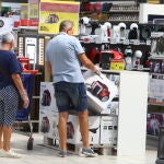 Actividad en el centro comercial El Rosal de Ponferrada durante el primer día de la fase 2 de la desescalada