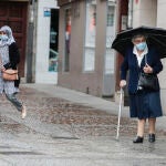 La lluvia vacía las calles de León durante el primer domingo en Fase 1 del Estado de Alarma