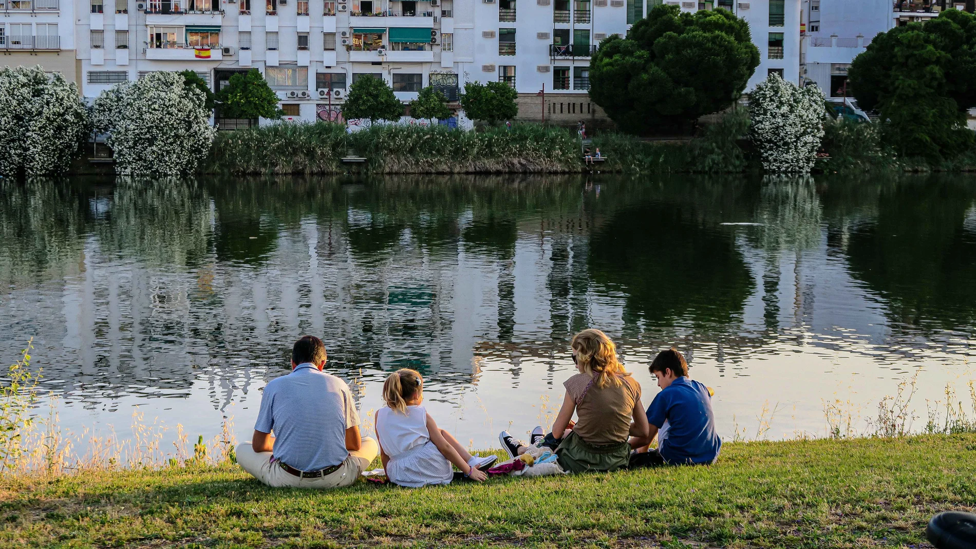 Familia sentada junto a un río