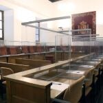 Imagen de la sala de la Audiencia de Granada con medidas de seguridad por la Covid-19. Pool