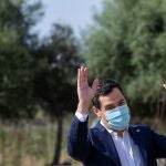 El presidente andaluz, Juanma Moreno, durante su visita al vivero de San Jerónimo en Sevilla dedicado a la reforestación de espacios naturales. EFE/Julio Muñoz