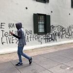 May 22, 2020 - Washington, DC USA: A Black Lives Matter Demonstrator walks past The White House Historical Bldg on their way to protest in front of The White House in reaction to unjustly death of George Floyd in Minnesota. (Christy Bowe/Contacto)31/05/2020 ONLY FOR USE IN SPAIN
