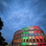 -FOTODELDÍA- Roma (Italia), 31/05 / 2020.- Los colores de la bandera italiana se proyectan en el Coliseo Romano, durante la Fase 2 del plan de emergencia Covid-19, en Roma, Italia, el 31 de mayo de 2020. El Coliseo vuelve a abrir mañana con un servicio médico dedicado a los visitantes que tendrán fiebre en el control con los termoscanners instalados en el acceso. Además del personal del Parque del Coliseo, también se garantizará la asistencia del personal médico y de enfermería. EFE / EPA / MASSIMO PERCOSSI