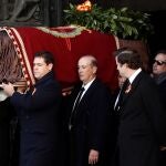 Los familiares portan el féretro a la salida de la basílica del Valle de los Caídos, el pasado 24 de octubre. En el centro, Francisco Franco Martínez-Bordiú. A la izquierda, el bisnieto Luis Alfonso de Borbón