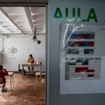 Un alumno de 2º de ESO del Instituto Joan Ramón Benaprès de Sitges, asiste a clase, este lunes, en la primera jornada de apertura de escuelas e institutos catalanes públicos y concertados.