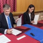 El rector de la UBU, Manuel Pérez Mateos, y la consejera delegada de ASTI Mobile Robotics, Verónica Pascual Boé, en la firma de un convenio anterior