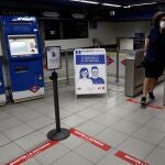 Vista de los carteles informativos referentes a la pandemia en el metro de Ópera en Madrid, este martes.