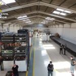 La Guardia Civil encontró mascarillas y viseras de fabricación irregular, durante el registro a la nave de una empresa que blanqueaba dinero del narcotráfico