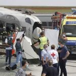Efectivos sanitarios y de la Guardia Civil acuden al lugar donde la locomotora de un tren Alvia ha arrollado a un vehículo EFE/ Mariam Montesinos