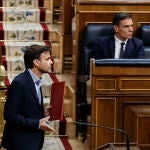El diputado de Unidas Podemos, Jaume Asens pasa por delante del presidente del Gobierno, Pedro Sánchez, en un pleno del Congreso de los Dipuados