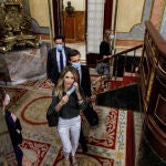 Cayetana Álvarez de Toledo se quita la mascarilla ayer a su entrada al hemiciclo, seguida por Pablo Casado y Ana Pastor