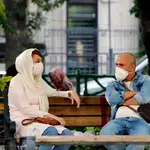 Una pareja en un parque de Teherán