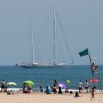 Vista general de la playa de la Malvarrosa durante este miércoles, el tercer día en el que se ha podido disfrutar de las playas desde la entrada el lunes pasado de la Comunitat a la fase 2 de la desescalada