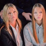 Kate Moss y su hija en un desfile en París.