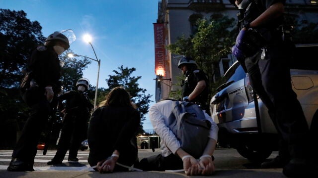 La policía de la ciudad de Nueva York arresta a dos personas por romper el toque de queda a las 8:00 p.m. durante los disturbios después de que George Floyd murió bajo custodia policial