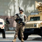 Un soldado de la Guardia Nacional de Estados Unidos vigila el Ayuntamiento de Los Ángeles durante una protesta tras la muerte violenta del afroamericano George Floyd