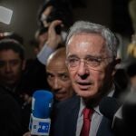 AME3946. BOGOTÁ (COLOMBIA), 02/06/2020.- Fotografía de archivo fechada el 8 de octubre de 2019 que muestra al expresidente de Colombia, Álvaro Uribe Vélez, a su llegada a la Corte Suprema de Justicia a rendir indagatoria, en Bogotá (Colombia). La Corte Suprema de Justicia abrió una indagación preliminar contra el expresidente colombiano Álvaro Uribe como supuesto destinatario de la información recabada en el espionaje de miembros del Ejército a por lo menos 130 personas entre ellos periodistas nacionales y extranjeros. "Es una investigación preliminar" contra Uribe, dijo una fuente de la Corte Suprema de Justicia a Efe. Según una investigación publicada a comienzos de mayo por la revista Semana, la operación de espionaje militar ocurrió entre febrero y diciembre del año pasado y entre las víctimas, además de periodistas, hay defensores de derechos humanos, sindicalistas e incluso generales y miembros del Gobierno. EFE/ JUAN ZARAMA