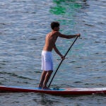 Un hombre practica surf en la playa de la Malvarrosa durante la fase 2 de la desescalada