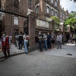 Colas en el comedor social y centro de día Hijas de la Caridad San Vicente de Paul en Madrid