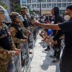 Manifestantes reunidos para rechazar la muerte de George Floyd hablan con miembros de la Guardia Nacional de DC mientras protestan pacíficamente cerca de la Casa Blanca en Washington, DC (EE.UU.)