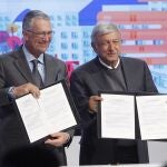 Ricardo Salinas Pliego, presidente de grupo Salinas, posa junto al presidente de México, Andrés Manuel López Obrador, en una foto de archivo