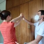 Raúl Escudero, profesor de la Universidad CEU San Pablo y secretario del área de Fisioterapia Respiratoria de la Separ, enseña ejercicios a una paciente post Covid-19