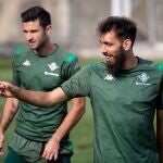 Fotografía facilitada por LaLiga del delantero centro del Betis Borja Iglesias con las uñas pintadas de negro contra el racismo y la homofobia, según explica el punta gallego en su cuenta de twitter. Tras publicarse por LaLiga una imagen de Borja Iglesias en los entrenamientos y ante las reacciones de usuarios de esta red social, el delantero bético afirma que, ante las dudas, él lo explica, 'que no hay problema'. EFE