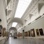 Una trabajadora del Museo del Prado custodia la Galería Central del Museo del Prado en la que este jueves se ha presentado la muestra "Reencuentro", un espectacular montaje de las obras del Museo del Prado más emblemáticas de la colección permanente del Museo del Prado que se inaugura el sábado y se extenderá hasta el 13 de septiembre en la Galería Central de la Pinacoteca.