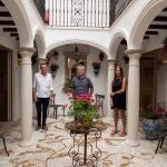El alcalde de Estepona, Jose María García Urbano, en el centro de la imagen en el hotel San José de la localidad