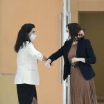 La presidenta de la Comunidad de Madrid, Isabel Díaz Ayuso, saluda a la portavoz del grupo parlamentario de Vox en la Asamblea de Madrid, Rocío Monasterio, antes de la reunión mantenida al inicio de la ronda de contactos con la oposición