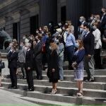 - Minuto de silencio guardado en la escalinata del Congreso en reconocimiento a las víctimas de la pandemia de la Covid-19, en el último de los diez días de luto decretados por el Ejecutivo EFE/Chema Moya