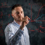 El matemático Guillermo Blanco, durante el análisis de los datos del Covid