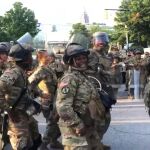 Soldados de la Guardia Nacional bailan la 'Macarena' con los manifestantes en la ciudad de Atalanata