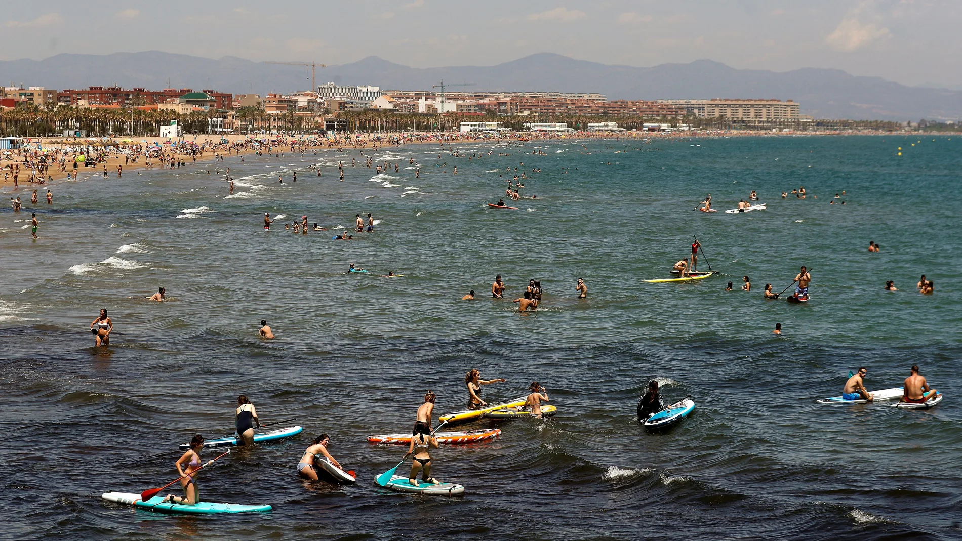 El sol y las altas temperaturas han animado a los valencianos a acercarse a las playas