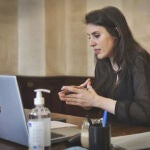Irene Montero,ministra de Igualdad en su despacho.
